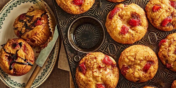 STRAWBERRY MUFFINS WITH BALSAMIC GLAZE