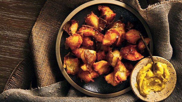 CRUSTY POTATO PIECES WITH SRIRACHA AIOLI