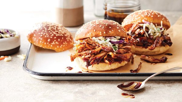 HONEY GARLIC PULLED PORK BUNS