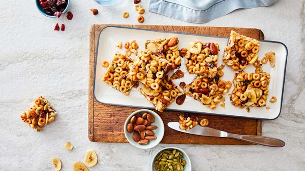 NO-BAKE MULTI-GRAIN CHEERIOS SNACK BARS