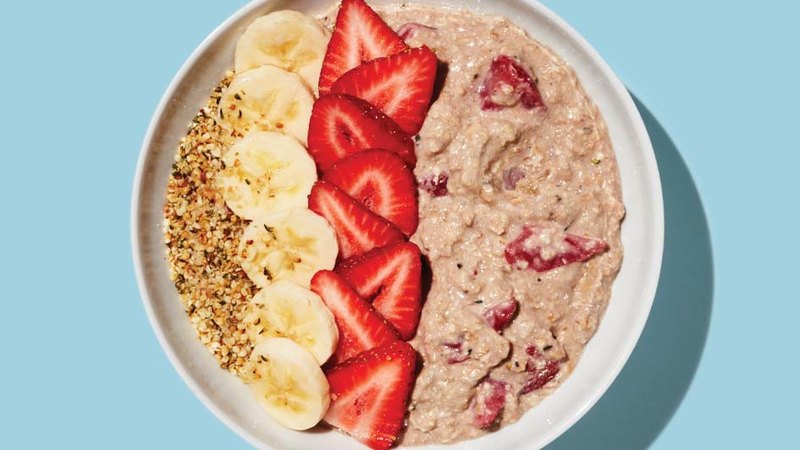 OVERNIGHT STRAWBERRY BANANA QUINOA AND OAT BOWL