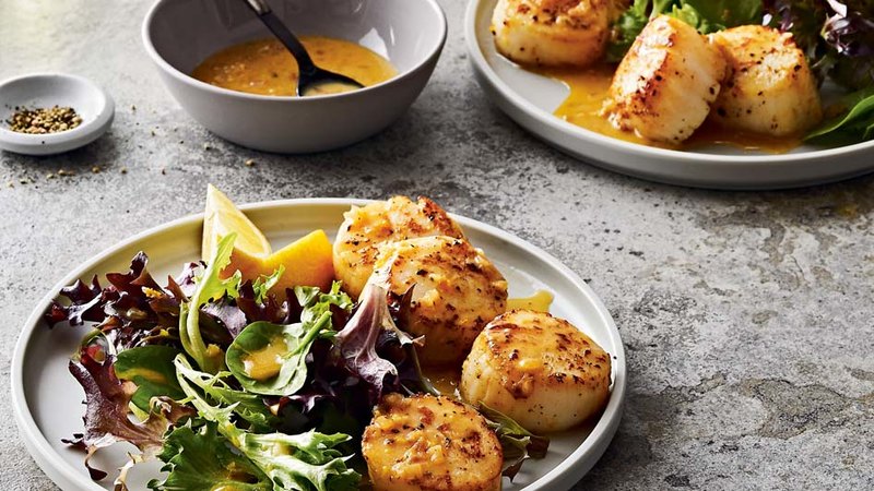 SCALLOPS WITH CITRUS SAUCE OVER FRESH GREENS