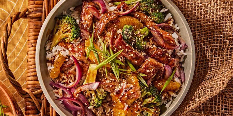 SESAME ORANGE BEEF BOWL